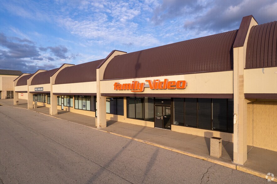 More Photos Of 2000 N Richmond Rd, Mchenry Storefront For Sale