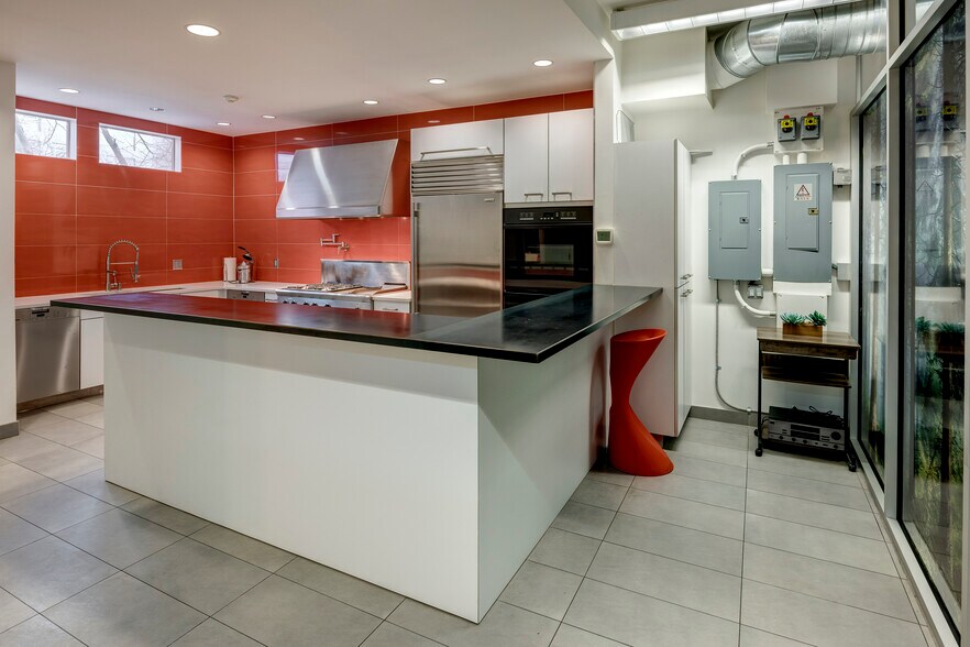 More Photos Of 921 Aurora Ave N, Seattle Office For Sale