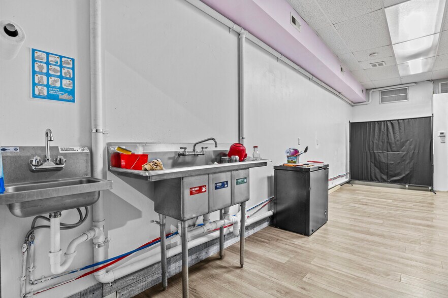 More Photos Of 1415-1419 Leestown Rd, Lexington General Retail For Sale