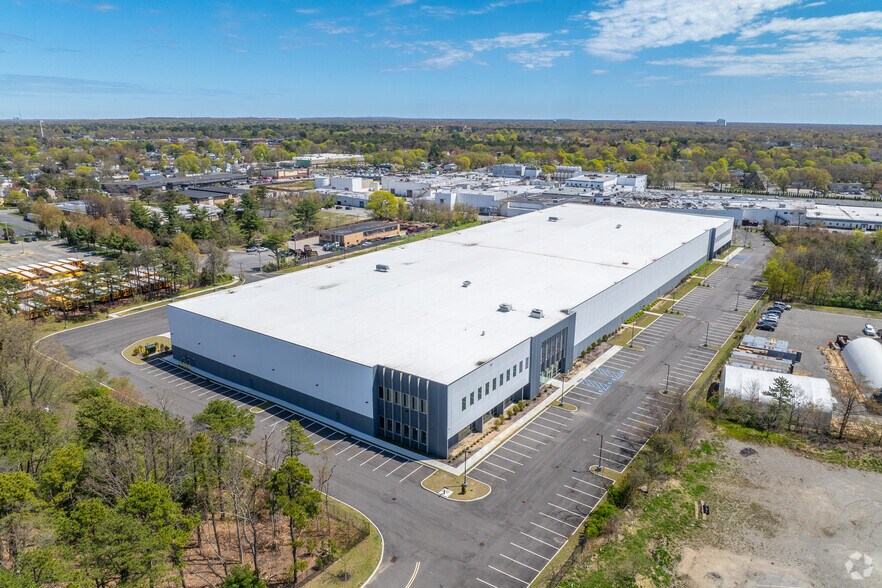 More Photos Of 55 Paradise Ln, Bay Shore Warehouse For Lease