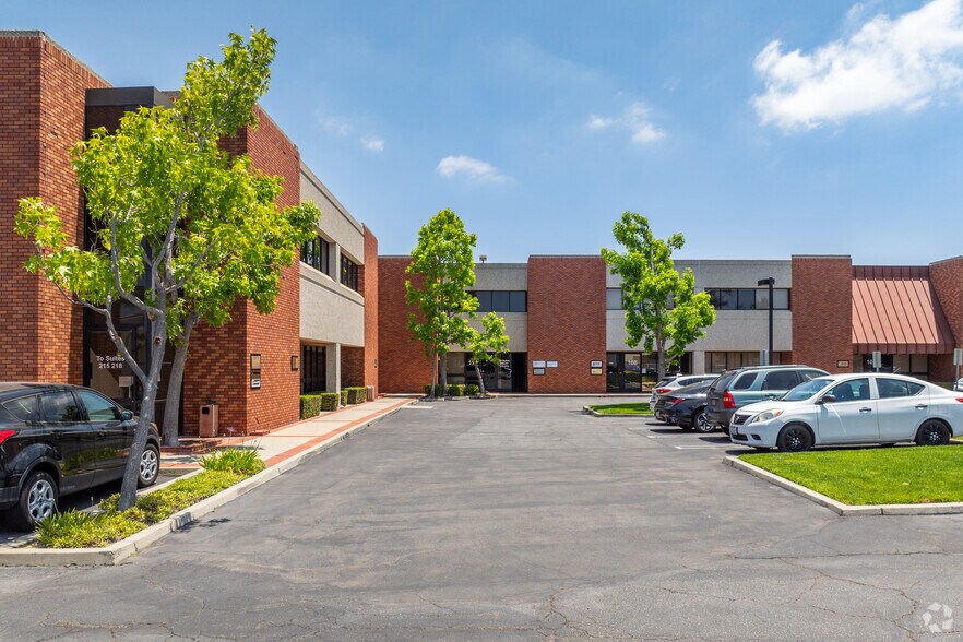 More Photos Of 370 Amapola Ave, Torrance Unknown For Lease