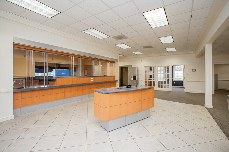 More Photos Of 3651 Greensboro Rd, Ridgeway Bank For Lease