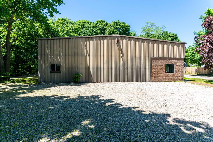 More Photos Of 14 Chestnut St, Duxbury Warehouse For Sale