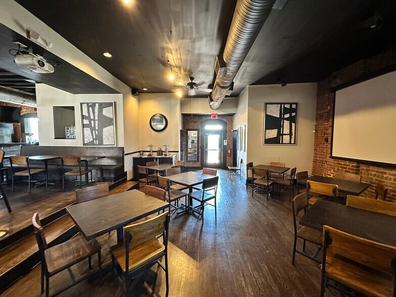 More Photos Of 917 W 44th St, Kansas City Restaurant For Sale