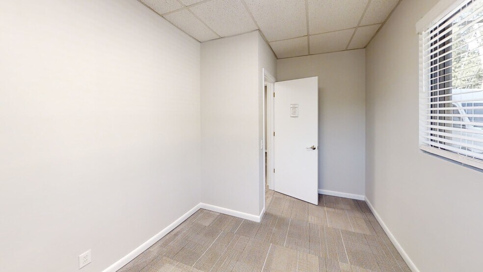 More Photos Of 2920 Edgewood Cir, Columbus Office For Lease