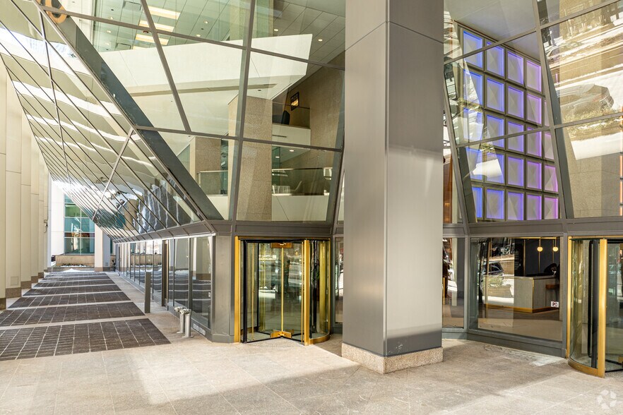 More Photos Of 200 S Wacker Dr, Chicago Office For Lease