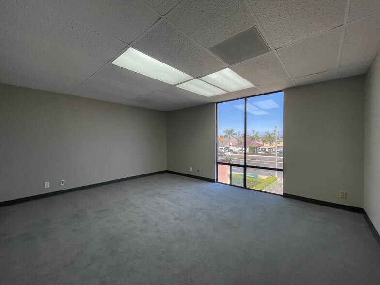 More Photos Of 17111 Beach Blvd, Huntington Beach Office For Lease