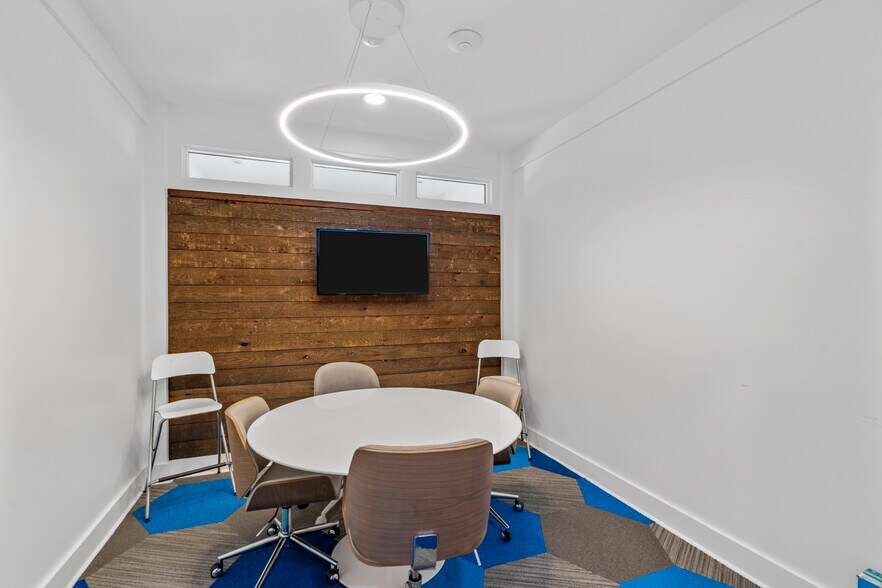More Photos Of 816 Johnnie Dodds Blvd, Mount Pleasant Office For Sale