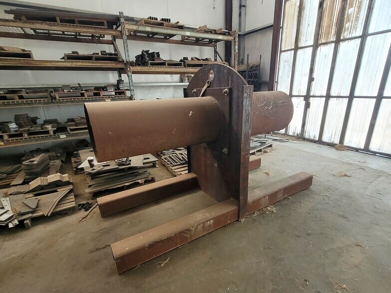 More Photos Of 1503 W Orrland Ave, Pixley Manufacturing For Sale