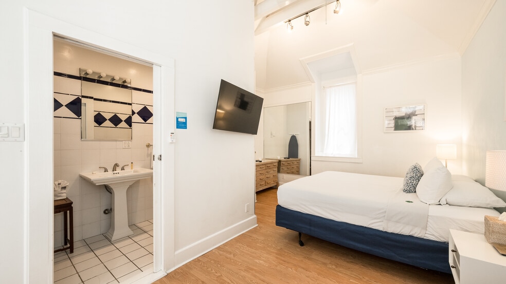 More Photos Of 413 Applerouth Ln, Key West Hotel For Sale