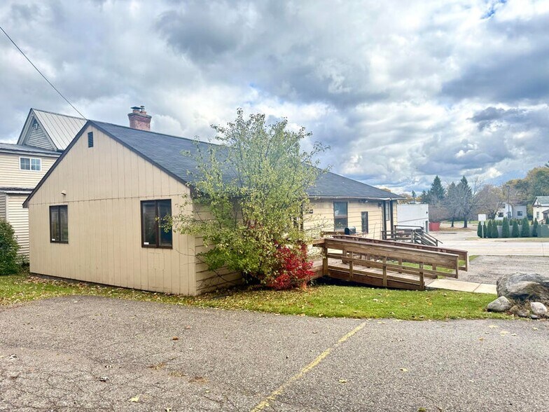 More Photos Of 1104 Ashmun St, Sault Sainte Marie Office For Sale