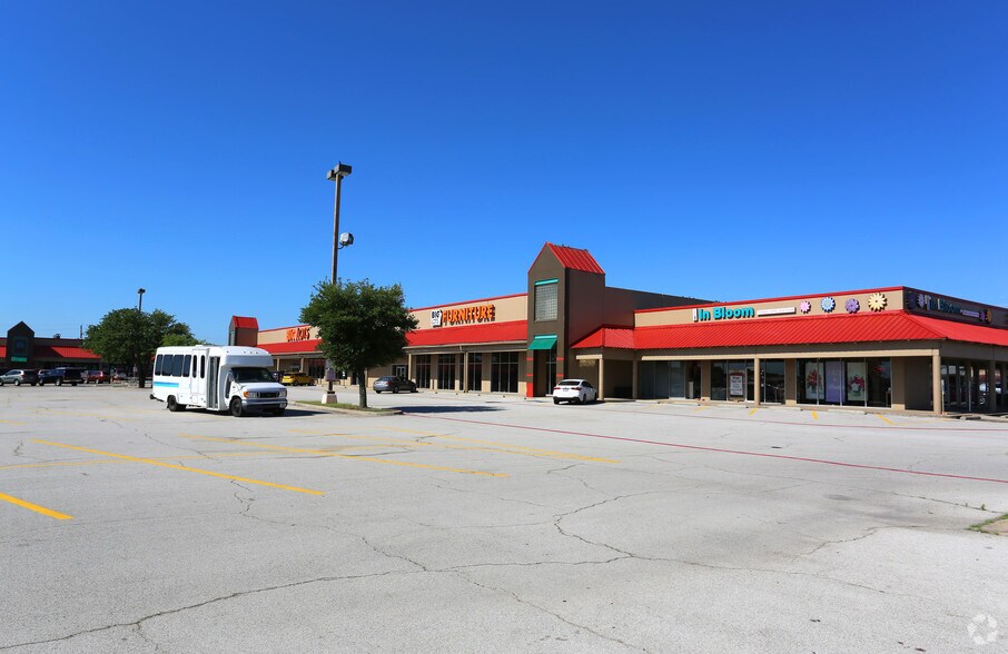 More Photos Of 1326-1392 W Main St, Lewisville Unknown For Lease