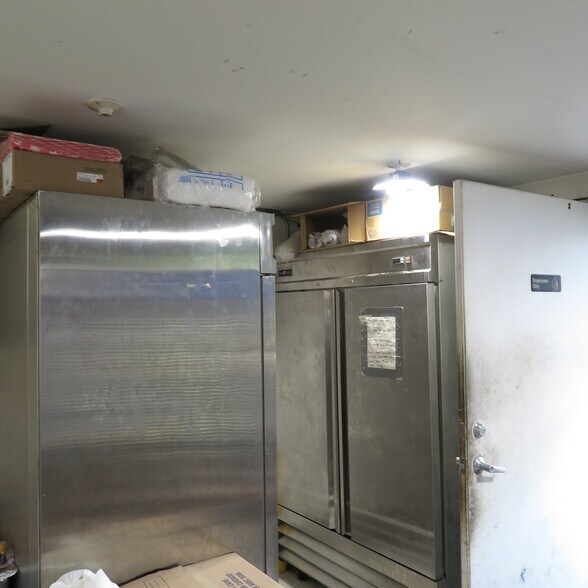 More Photos Of 139 E Walnut St, Oglesby Restaurant For Sale