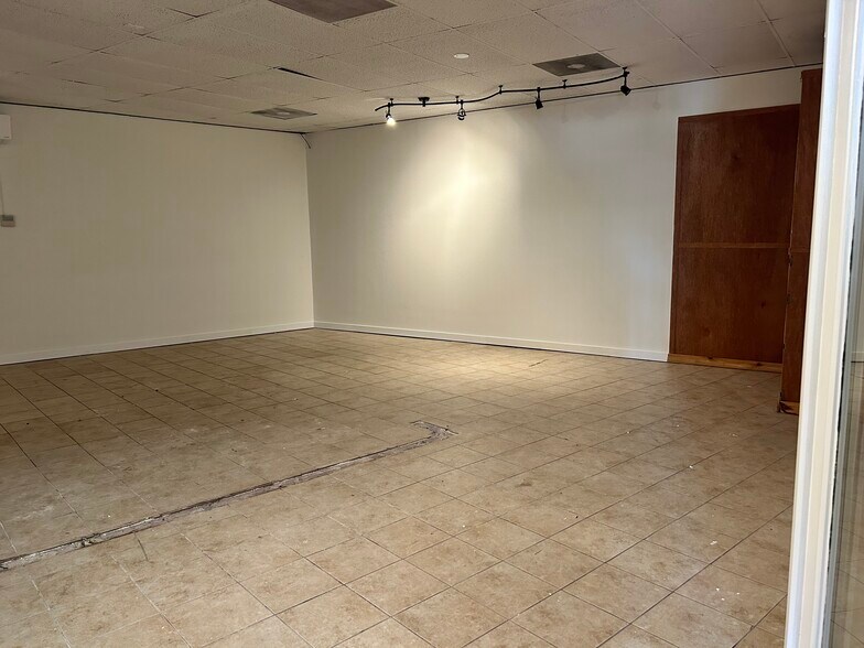 More Photos Of 928 S Park St, Carrollton Storefront Retail Office For Lease