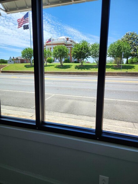 More Photos Of 122 N 3rd Ave, Chatsworth Office For Lease