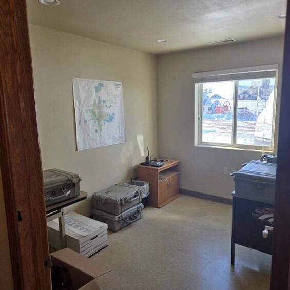 More Photos Of 836 38th Ave E, Dickinson Flex For Sale