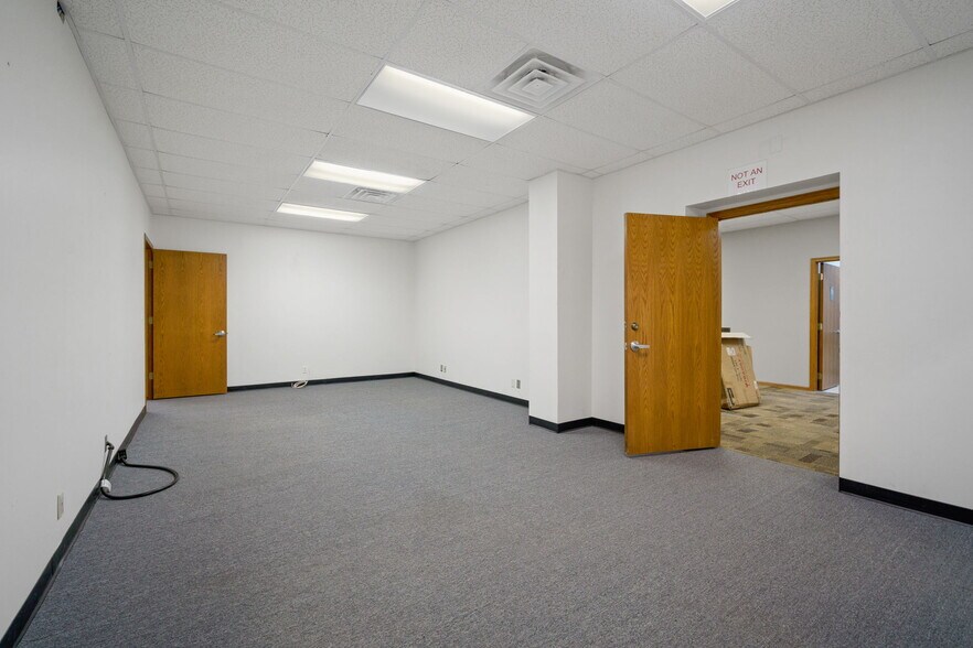 More Photos Of 1801 N 13th Ave E, Newton Flex For Lease