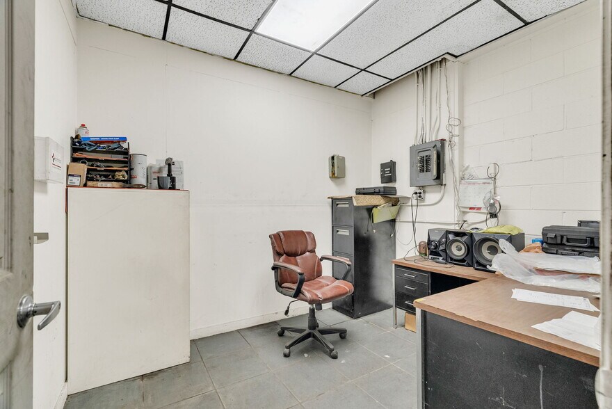 More Photos Of 1475 S Newburgh Rd, Westland Light Distribution For Sale