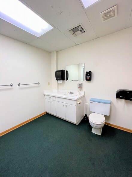 More Photos Of 1703 E Whaley St, Longview Warehouse For Lease