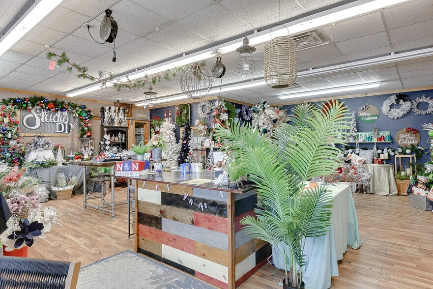 More Photos Of 110 W Reichmuth Rd, Valley Freestanding For Sale