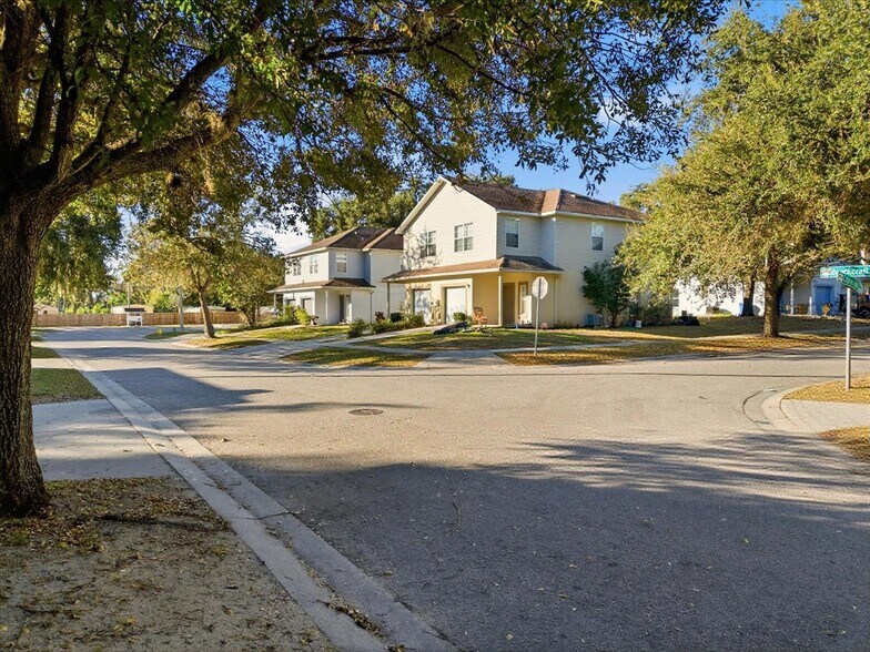 More Photos Of 5001 Beechcraft Way, Seffner Apartments For Sale