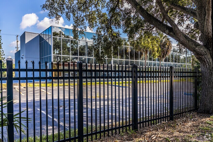 More Photos Of 300 Oakwood Ln, Hollywood Flex For Sale