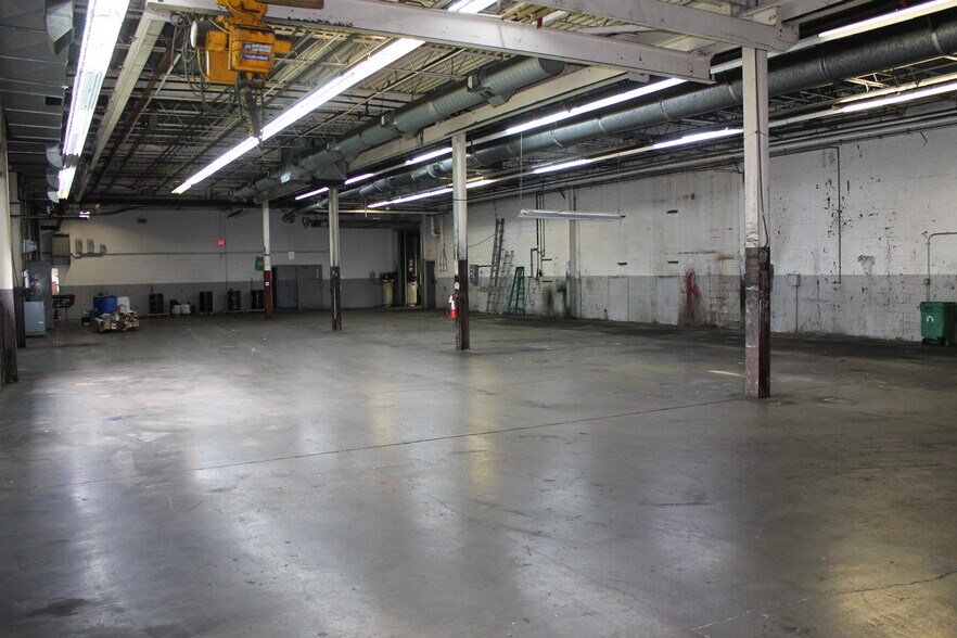 More Photos Of 121 Industrial Dr, Dekalb Manufacturing For Sale