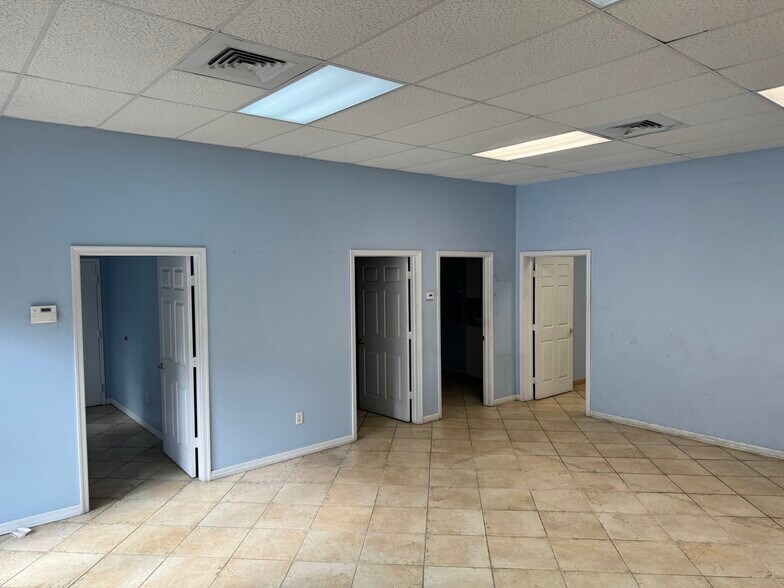 More Photos Of 25090 Bernwood Dr, Bonita Springs Showroom For Sale