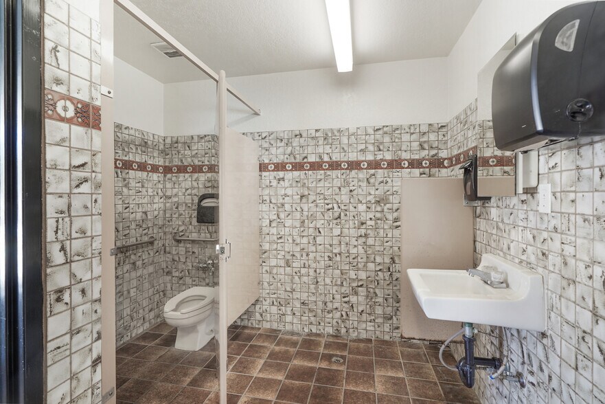 More Photos Of 1301 E Main St, Santa Paula Service For Sale