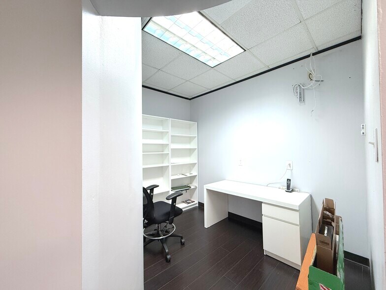 More Photos Of 6100 Corporate Dr, Houston Office For Sale