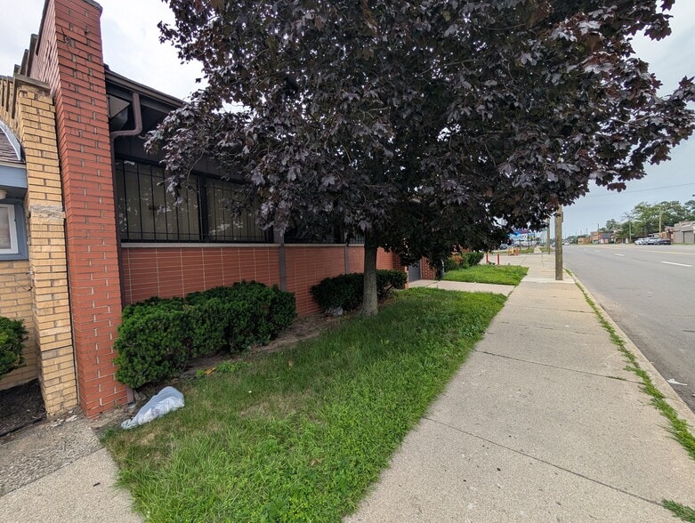 More Photos Of 10720 W 7 Mile Rd, Detroit Office For Sale