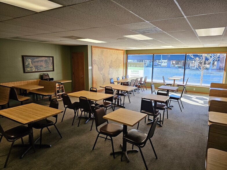 More Photos Of 130-134 Main St S, Cambridge Restaurant For Sale