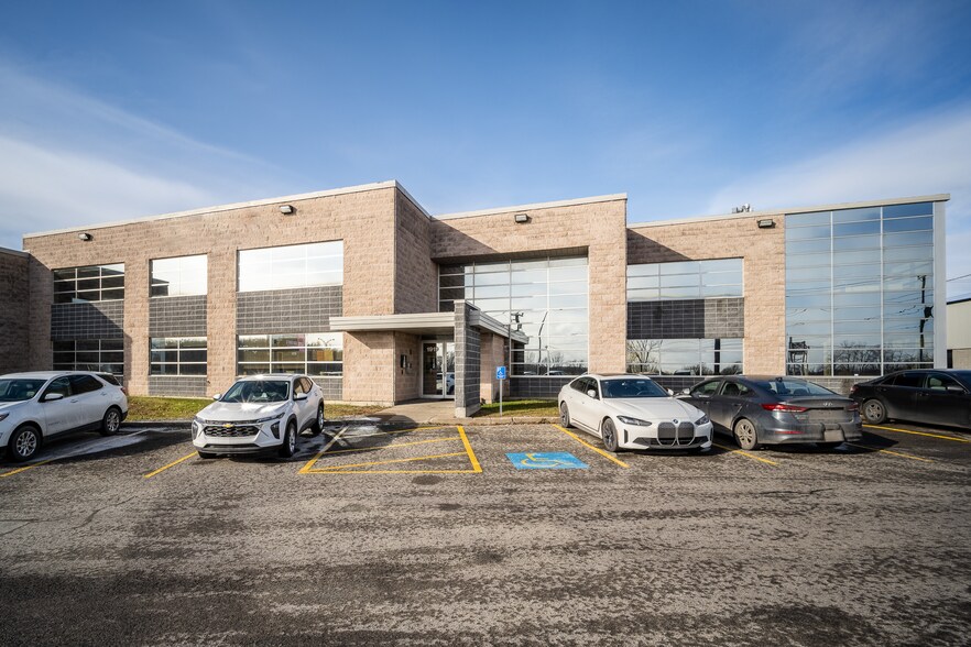 More Photos Of 1919-1933 Boul Lionel-Bertrand, Boisbriand Flex For Lease