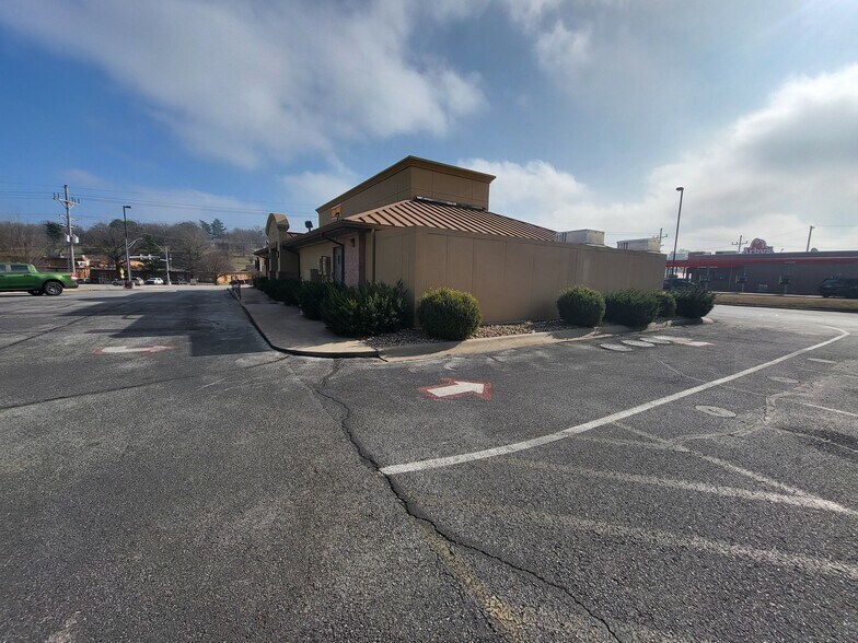 More Photos Of 648 S Neosho Blvd, Neosho Restaurant For Sale