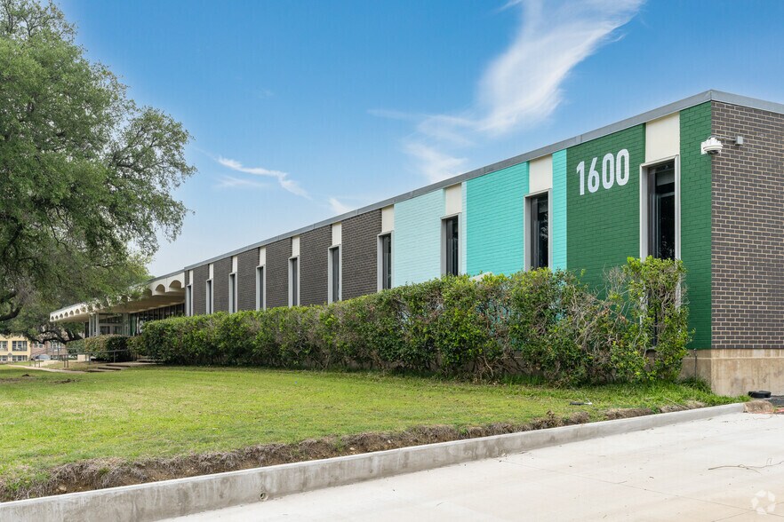 More Photos Of 1600 W Plano Pky, Plano Warehouse For Lease