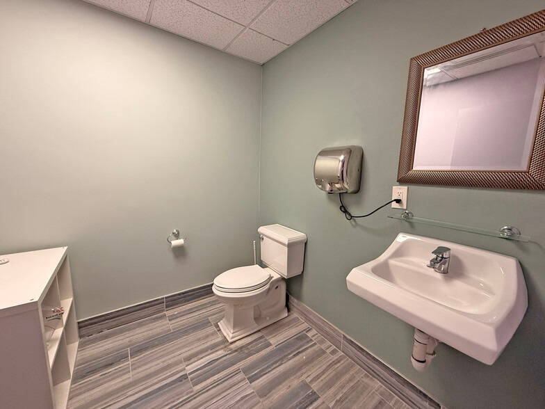 More Photos Of 75 E Jefryn Blvd, Deer Park Warehouse For Sale