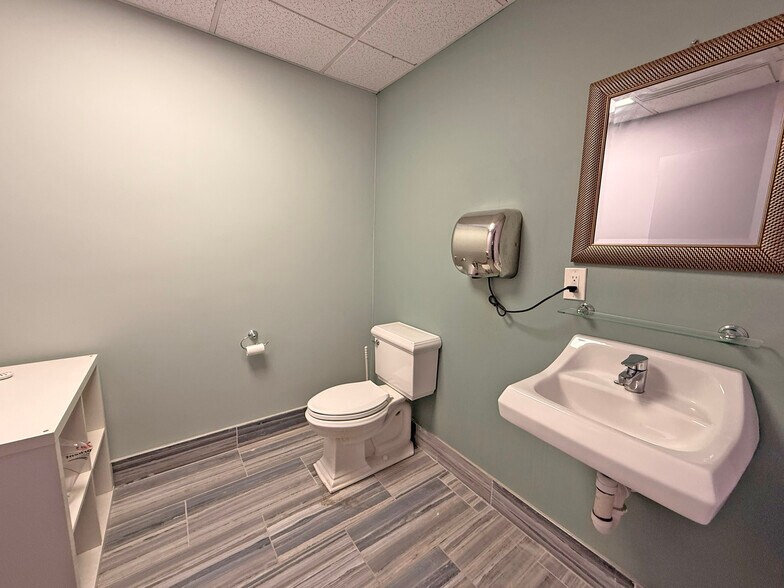 More Photos Of 75 E Jefryn Blvd, Deer Park Warehouse For Sale