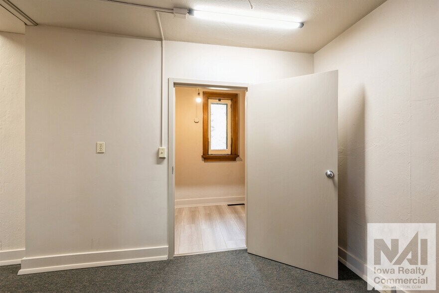 More Photos Of 100 E 1st St, Anamosa Specialty For Sale