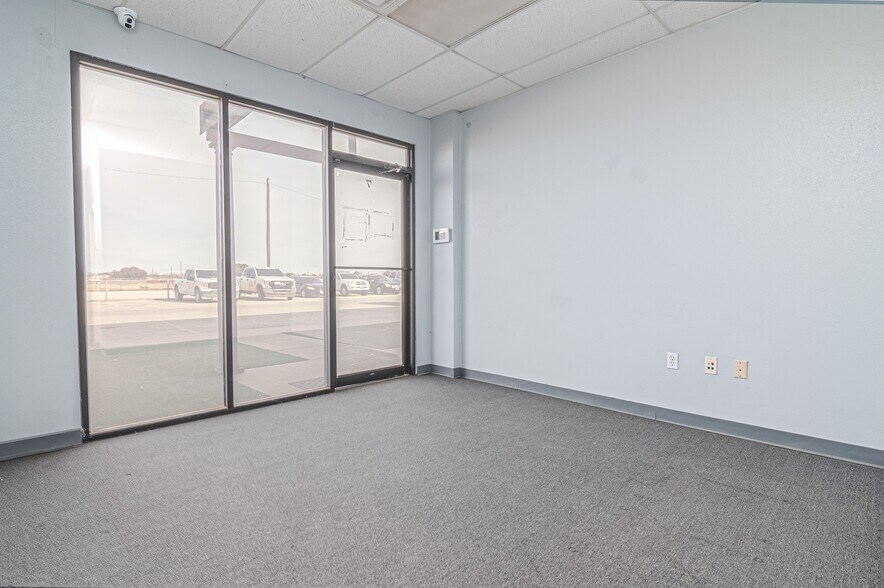 More Photos Of 5023 Princeton Ave, Midland Loft Creative Space For Lease