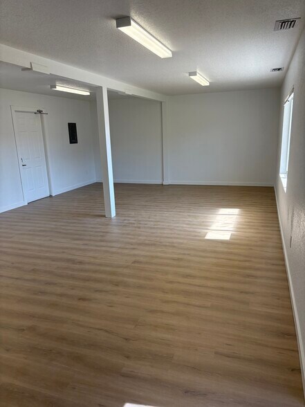 More Photos Of 18440 Paulson Dr, Port Charlotte Service For Lease