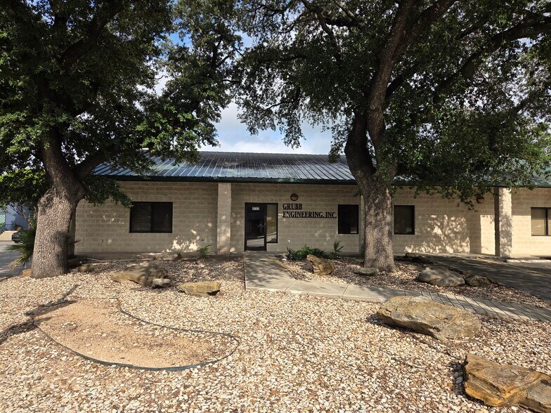 More Photos Of 2727 N St Marys St, San Antonio Service For Sale