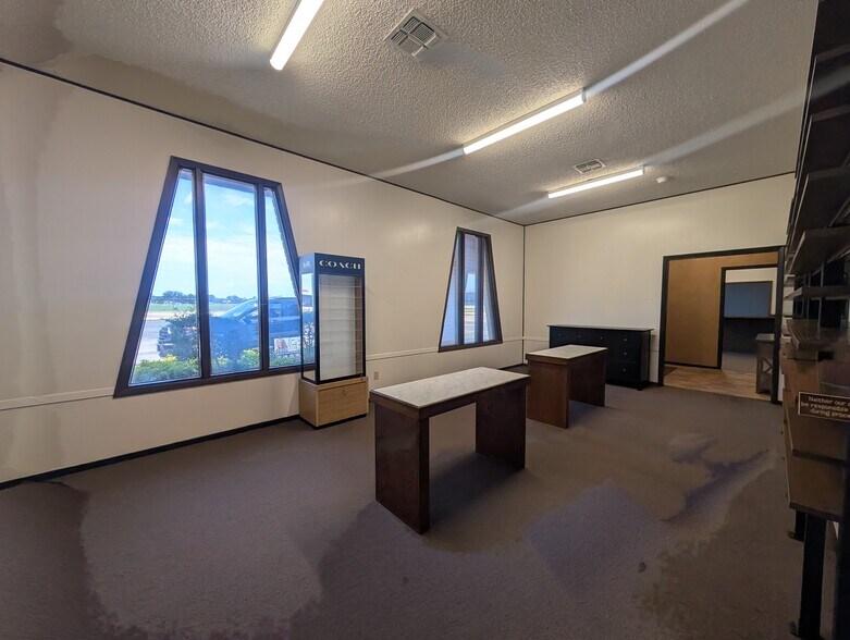 More Photos Of 902 W Kramer Rd, Burkburnett Flex For Sale