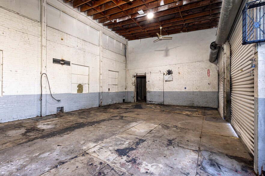 More Photos Of 110 E 62nd St, Los Angeles Auto Repair For Lease