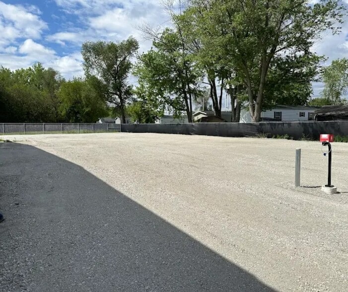 More Photos Of 825 W Walnut St, Oglesby Warehouse For Lease