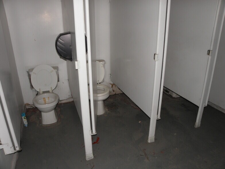 More Photos Of 922 Armstrong St, Morris Distribution For Lease