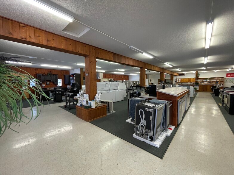 More Photos Of 16288 W Stress Rd, Hayward Showroom For Sale