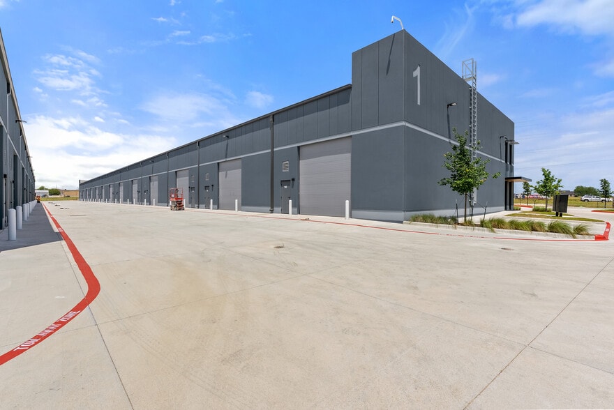 More Photos Of 1433 Chris Ln, Pflugerville Light Distribution For Lease