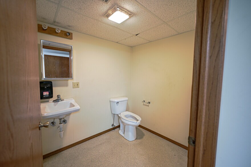 More Photos Of 802 W 8th St, Coffeyville Office For Sale