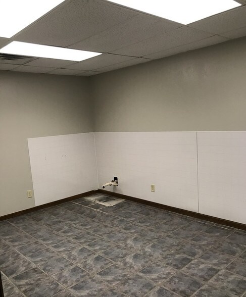 More Photos Of 901 N Virginia Ave, Oklahoma City Manufacturing For Lease