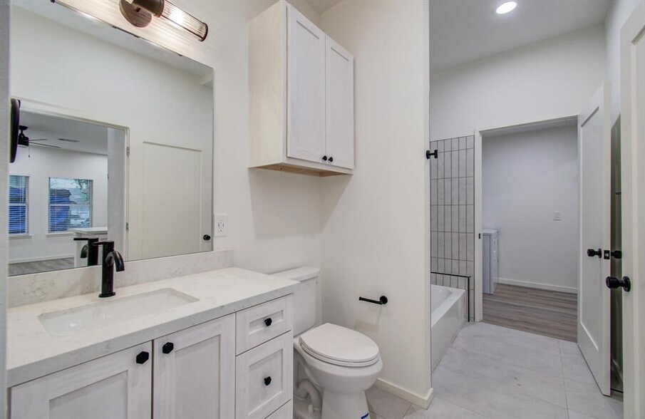 More Photos Of 4006 Navigation Blvd, Houston Office Residential For Lease